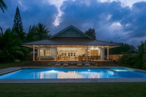 Gorgeous Renovated 1937 Plantation Style Beach House 50 Steps to the Center of the Beach home